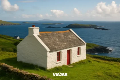 Casa tradicional en isla remota de Irlanda frente al Atlántico